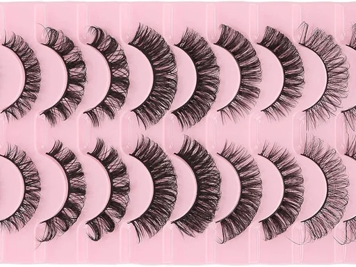 Do realistic fake eyelashes blend well with natural lashes?(Image1)