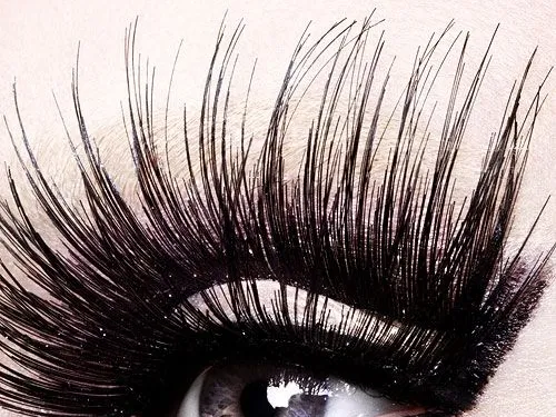 How stunning are gorgeous false eyelashes?(Image1)