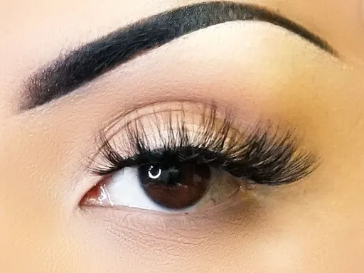 Are exquisite strip lashes perfect for makeup styling?(Image1)