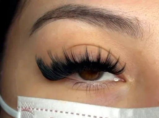 Do subtle strip lashes present