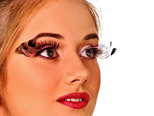 Are coarse strip lashes distinctive in styling?(Image1)